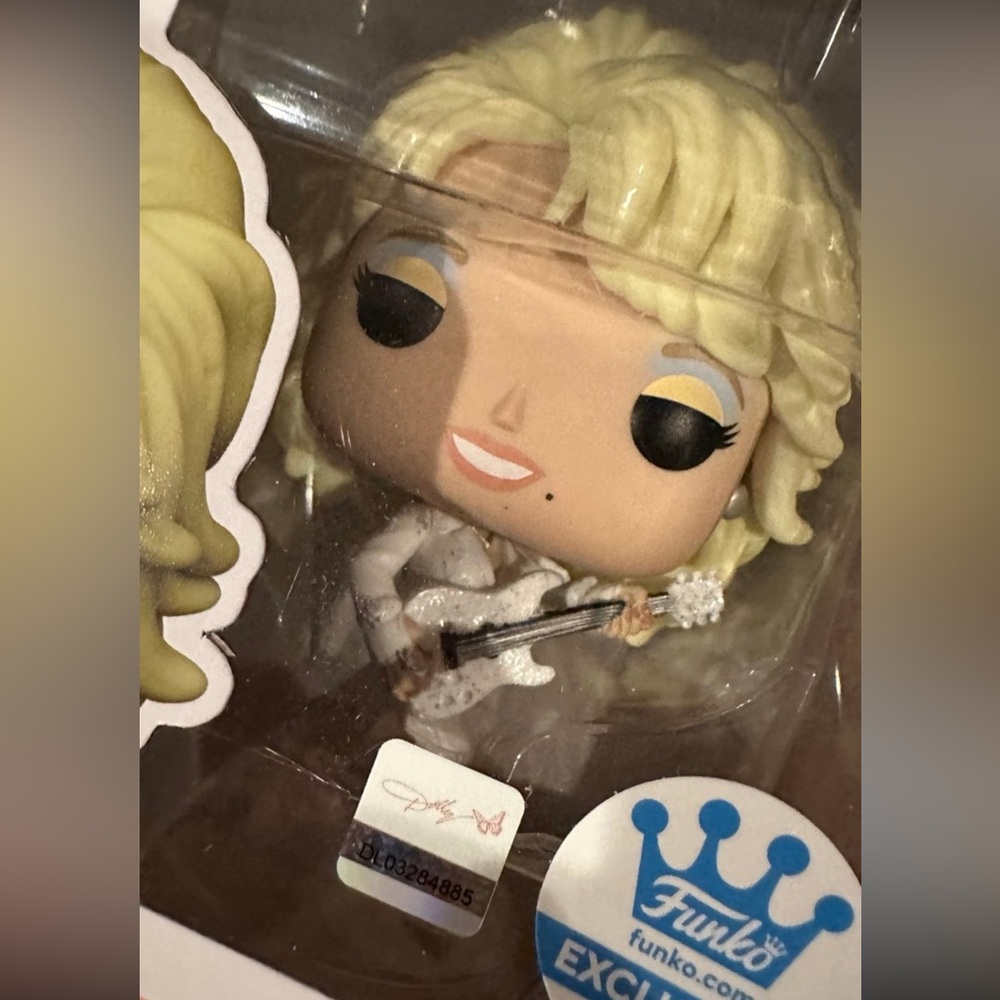 Dolly Parton Exclusive Funko Pop - Picture 7 of 7